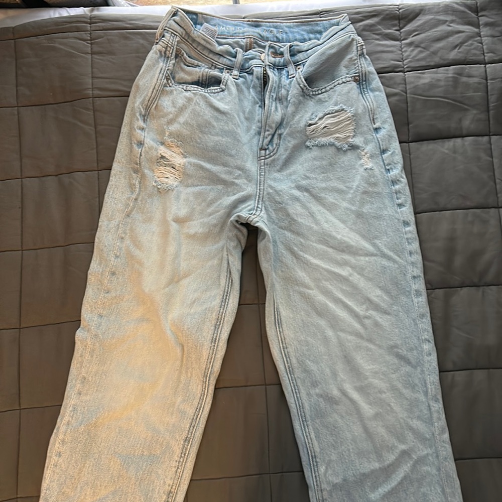 Women’s size 2 American eagle high rise mom jeans